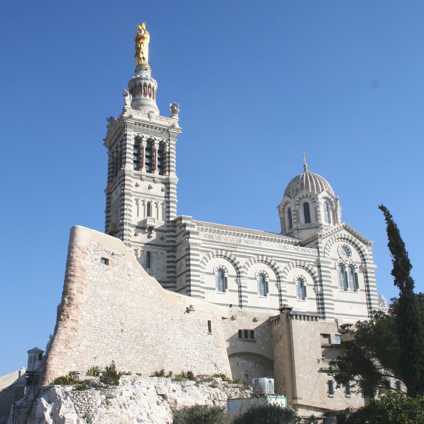 Photo by Robert Valette. This file is licensed under the Creative Commons Attribution-Share Alike 4.0 International.